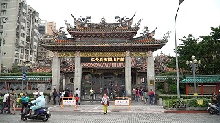 右が入口、左が出口が台湾のお寺のルールらしいです。